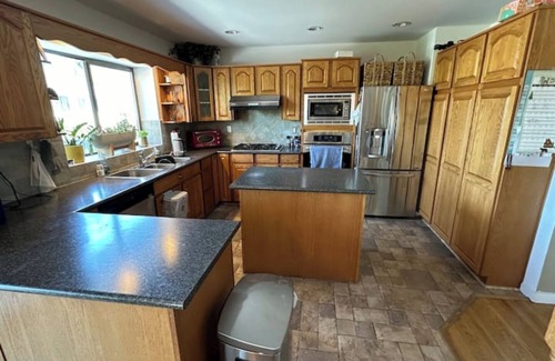 Port Moody House | Luxury Country Style Home - W -. +Hottub And Gym+ . Pet friendly* *Sleeps 5*