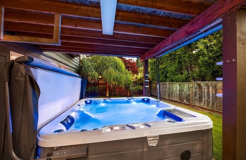 Port Moody House | Luxury Country Style Home - W -. +Hottub And Gym+ . Pet friendly* *Sleeps 5*