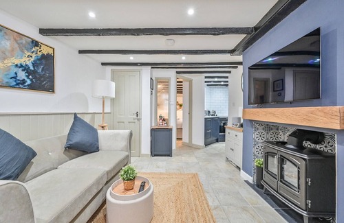 Polperro Cottage | Luxury Couple's Getaway With River Views and Parking in the Heart of Polperro