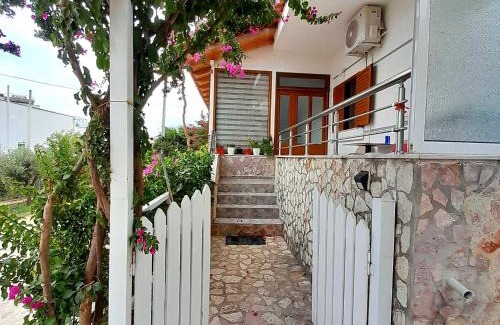 Qafe e Gjashtes House | Luxury Dennis Home