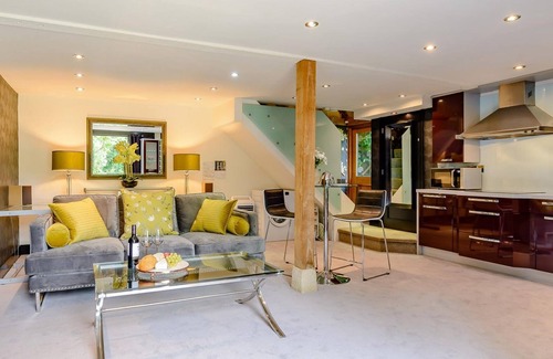 Charlton-on-Otmoor House | Luxury, dog friendly cottage, hot tub & short stroll to pub …& resident alpaca!