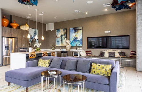 West End Apartment | Luxury Downtown 1BR w/Gym, W/D, Pool, walk to 6th St bars, by Blueground