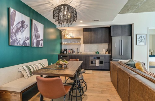 Rainey Street Historic District Condo | Luxury Downtown Austin condo with Rooftop Pool, Private Balcony with Lake View