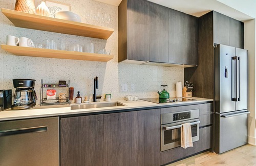 Rainey Street Historic District Condo | Luxury Downtown Austin condo with Rooftop Pool, Private Balcony with Lake View