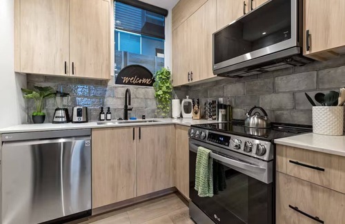 Squire Park House | Luxury Downtown Seattle Retreat~Rooftop Deck~Hottub