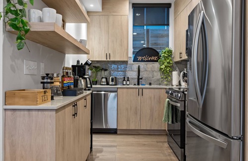 Squire Park House | Luxury Downtown Seattle Retreat~Rooftop Deck~Hottub