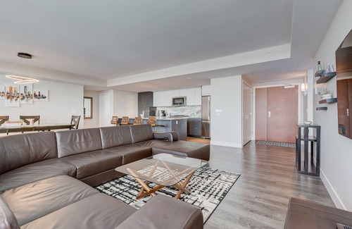 East Village Condo | Luxury Downtown Sub-Penthouse Condo on Riverfront - Near Stampede (1320 sq ft)