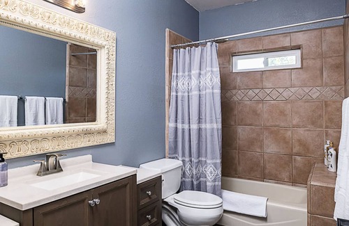 Estate Grove Valencia Est Bed & Breakfast | Luxury Dream! 6ba/MiniGolf/Heated Pool/Grill/Game