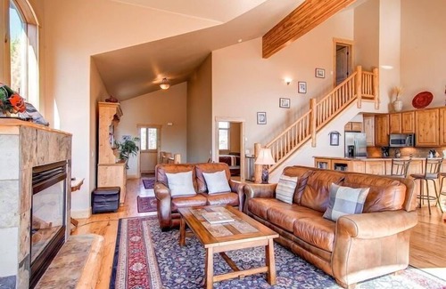 Three Peaks House | Luxury Eagles Nest House, Sleeps 10, Spacious Layout, Close to Hiking and Golf
