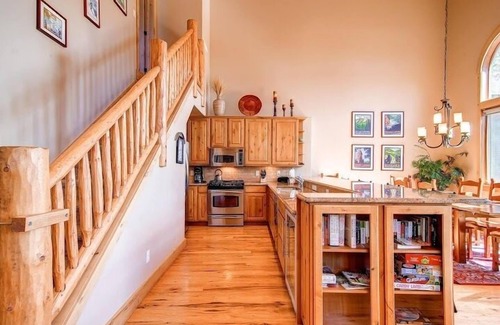Three Peaks House | Luxury Eagles Nest House, Sleeps 10, Spacious Layout, Close to Hiking and Golf