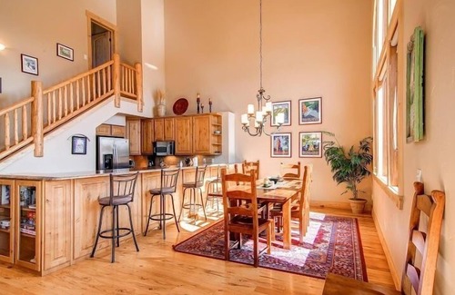 Three Peaks House | Luxury Eagles Nest House, Sleeps 10, Spacious Layout, Close to Hiking and Golf