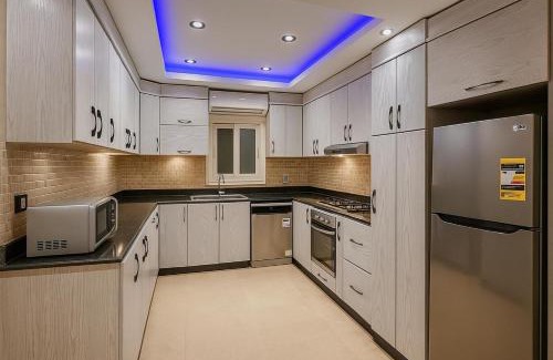 Maadi Apartment | Luxury Escape with Pool & Gym