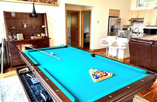 Mercer Island House | Luxury Family Escape: Pet-Friendly Mercer Island Retreat w/Pool Table & Patio