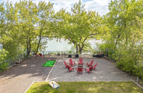 Northwest Calgary House | Luxury Family Home on the Bow - 5BR, Yard, more!