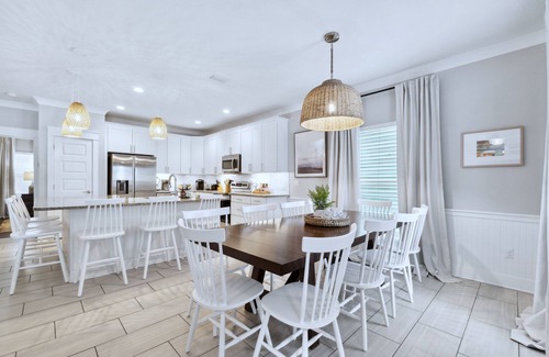 Villages of Crystal Beach House | Luxury Family Retreat in Gated Community - Walk to Beach & Huge Pool + 2 Masters