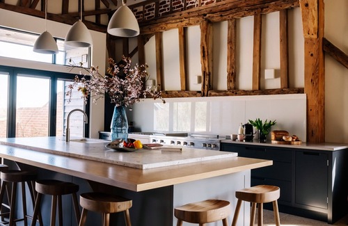Eye House | Luxury Farm Barn with Copper Top Bar and Hot Tub - Located in Rural Suffolk