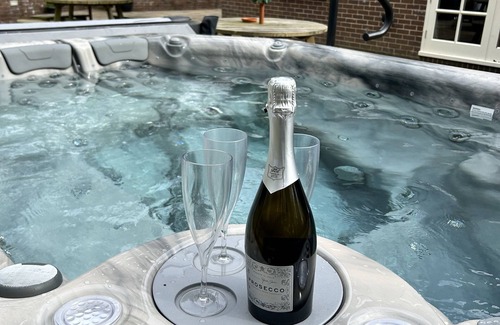 Munslow House | Luxury Farmhouse with Hot Tub, sleeps up to 20 people