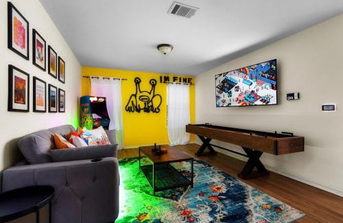 Austin House | Luxury, Fire Pit Sleeps 15 - Gameroom - Formula 1