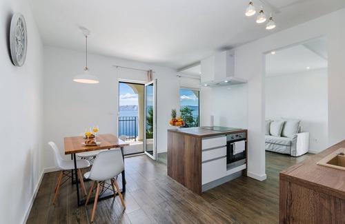 Novi Vinodolski Apartment | Luxury flat directly by the sea with pool, sauna, gym