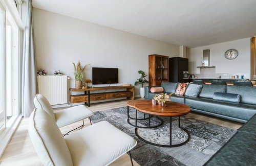 Ouddorp House | Luxury flat overlooking the marina for 10 people.