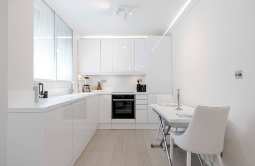 Pembridge Apartment | * Luxury Flat/Super King Bed *