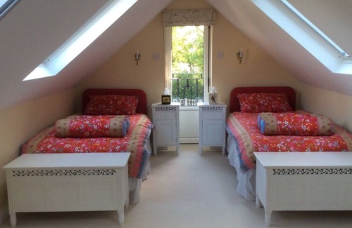 Wraysbury Apartment | Luxury flat with secure parking, rose garden and croquet lawn.