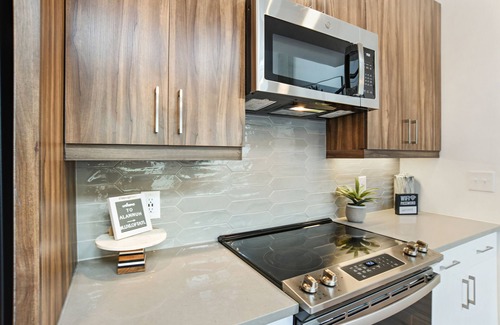 Home Park House | Luxury-Furnished Loft | WALK EVERYWHERE | 2BD/2BA | Sleeps 5