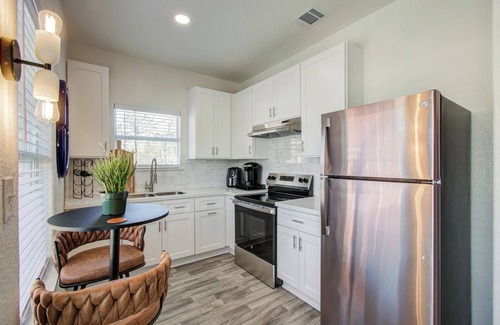 MacGregor Apartment | Luxury Garage Apt 10 Min from Downtown!