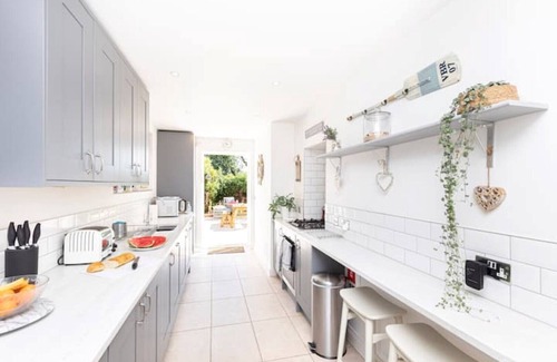 Westbourne Apartment | Luxury garden flat, 2-min walk to beach + parking