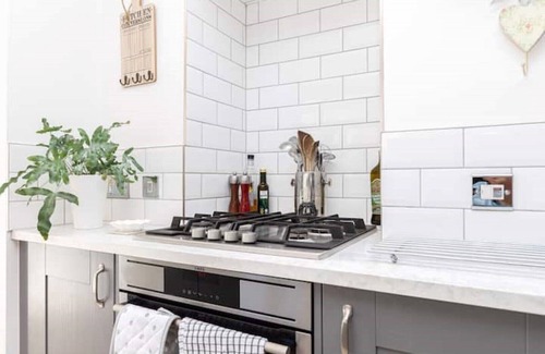 Westbourne Apartment | Luxury garden flat, 2-min walk to beach + parking