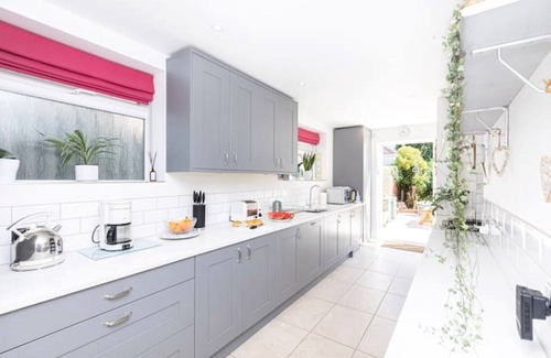 Westbourne Apartment | Luxury garden flat, 2-min walk to beach + parking