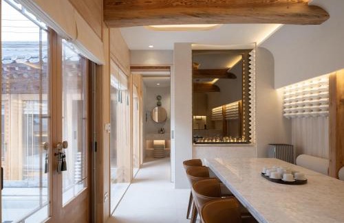 Samcheong-dong Villa | Luxury Hanok Stay Danji