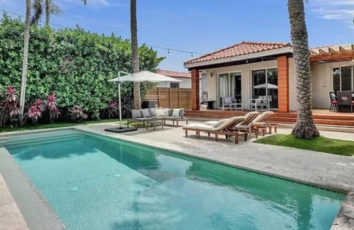 East Little Havana House | Luxury Haven: Poolside Paradise in Downtown Miami