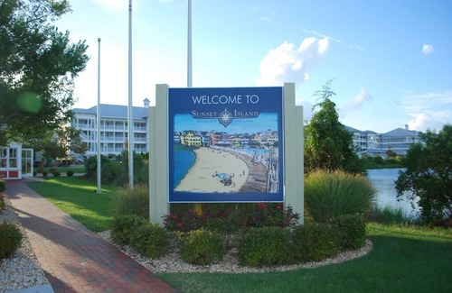 Sunset Island Condo | Luxury High End Sunset Island Condo 2 Blocks from ~OC~ Beach