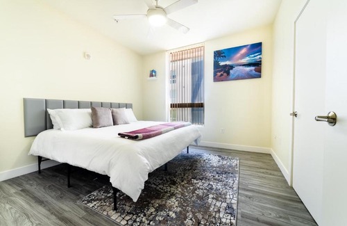 Riverside Apartment | Luxury High-rise w/ 2 King Beds