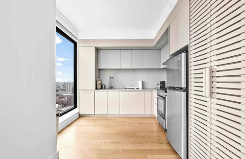 Greenpoint Apartment | Luxury High Rise with Stunning Manhattan Views