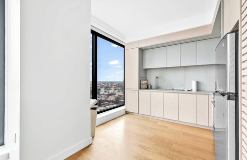 Greenpoint Apartment | Luxury High Rise with Stunning Manhattan Views
