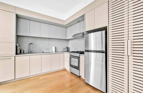 Greenpoint Apartment | Luxury High Rise with Stunning Manhattan Views