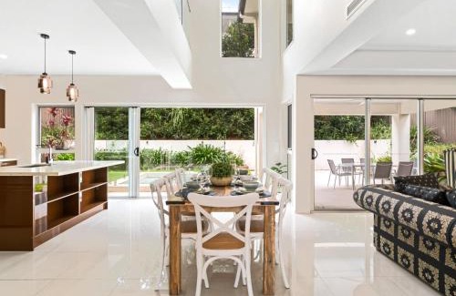 Carindale House | Luxury Hilltop Brand-New 5BD Holiday Home