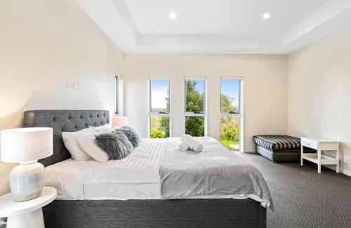 Carindale House | Luxury Hilltop Brand-New 5BD Holiday Home