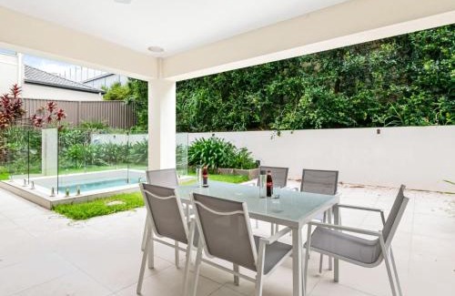 Carindale House | Luxury Hilltop Brand-New 5BD Holiday Home