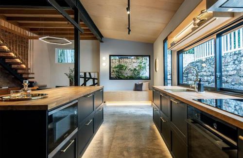 Spring Hill House | Luxury Historic Landmark Holdgates Cottage