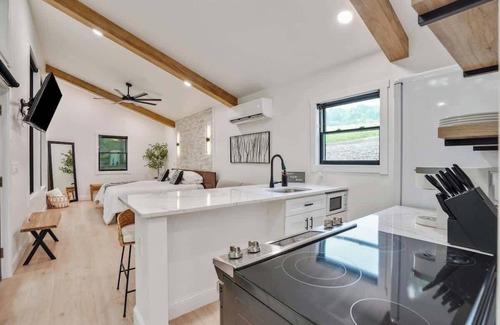 Sugar Grove Cabin | Luxury Hocking Couples Cabin | Secluded! Hot Tub!