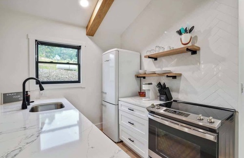 Sugar Grove Cabin | Luxury Hocking Couples Cabin | Secluded! Hot Tub!