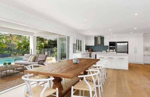 Burleigh Waters House | Luxury Holiday Home-stroll to beach & James St