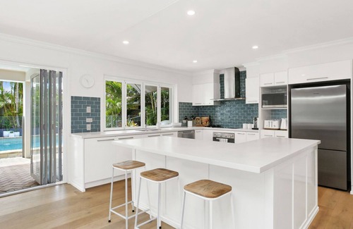 Burleigh Waters House | Luxury Holiday Home-stroll to beach & James St