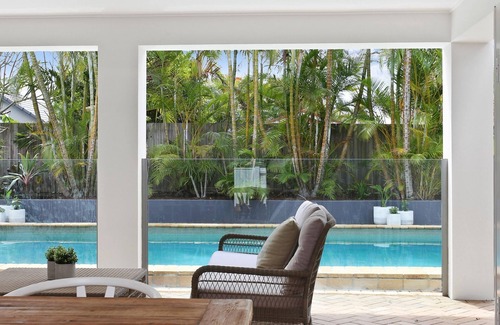 Burleigh Waters House | Luxury Holiday Home-stroll to beach & James St
