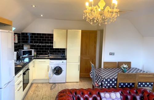 Louth Cottage | Luxury Holiday Home With Pool - Sleeps 19