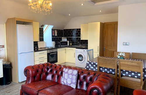 Louth Cottage | Luxury Holiday Home With Pool - Sleeps 19