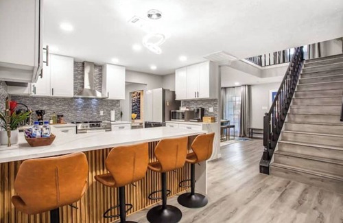 Clodine House | Luxury Home 4 Rooms ~ Pool Table & Poker~ King Bed